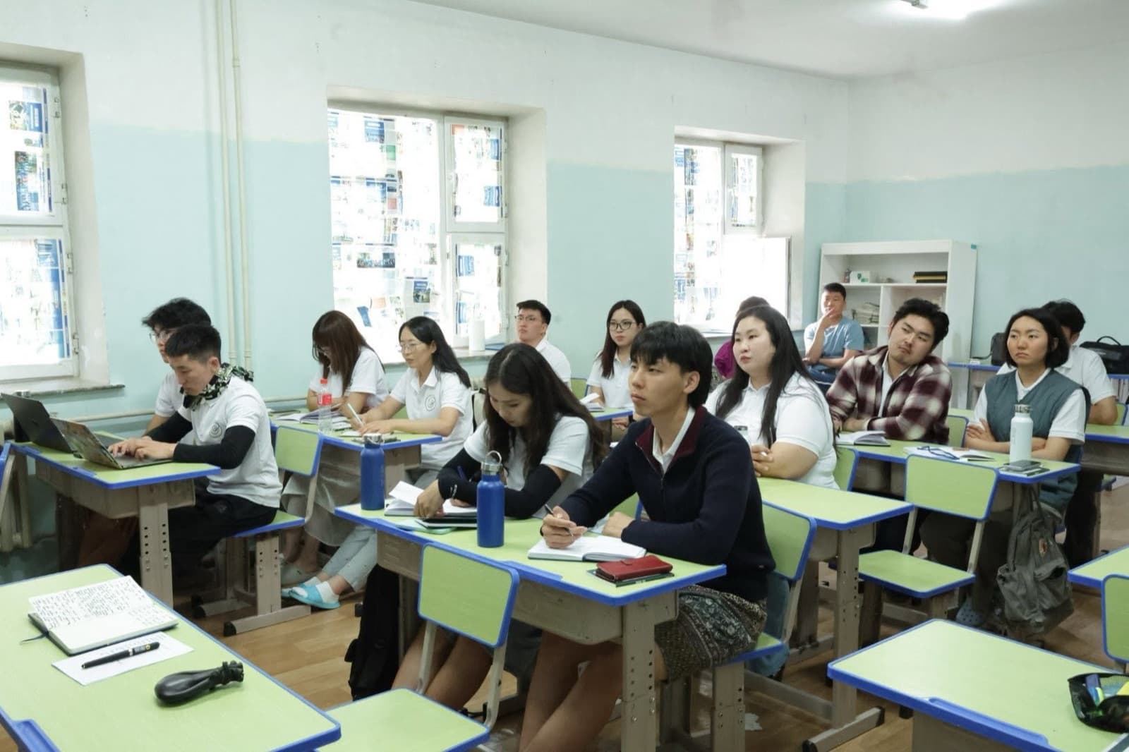 Хичээлд оролцож буй залуус